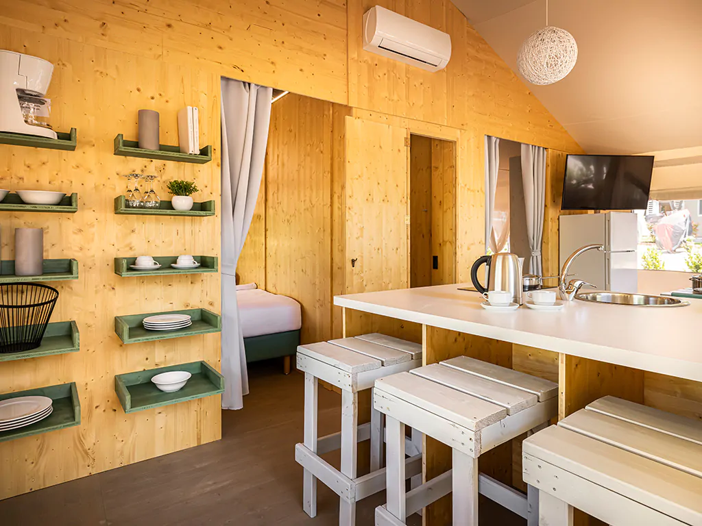 glamping-tent-safari-amarin-living-room-and-kitchen