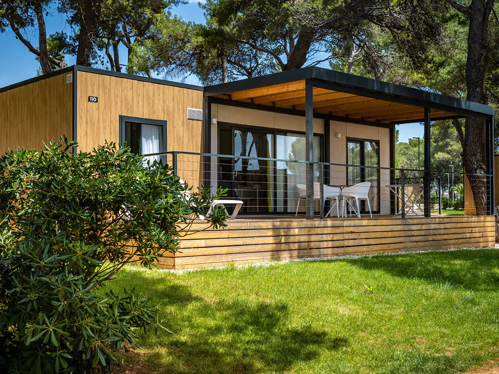 camping-arena-stoja-camping-villa-exterior-sunbeds