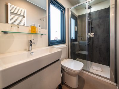 camping-arena-stoja-camping-villa-interior-bathroom