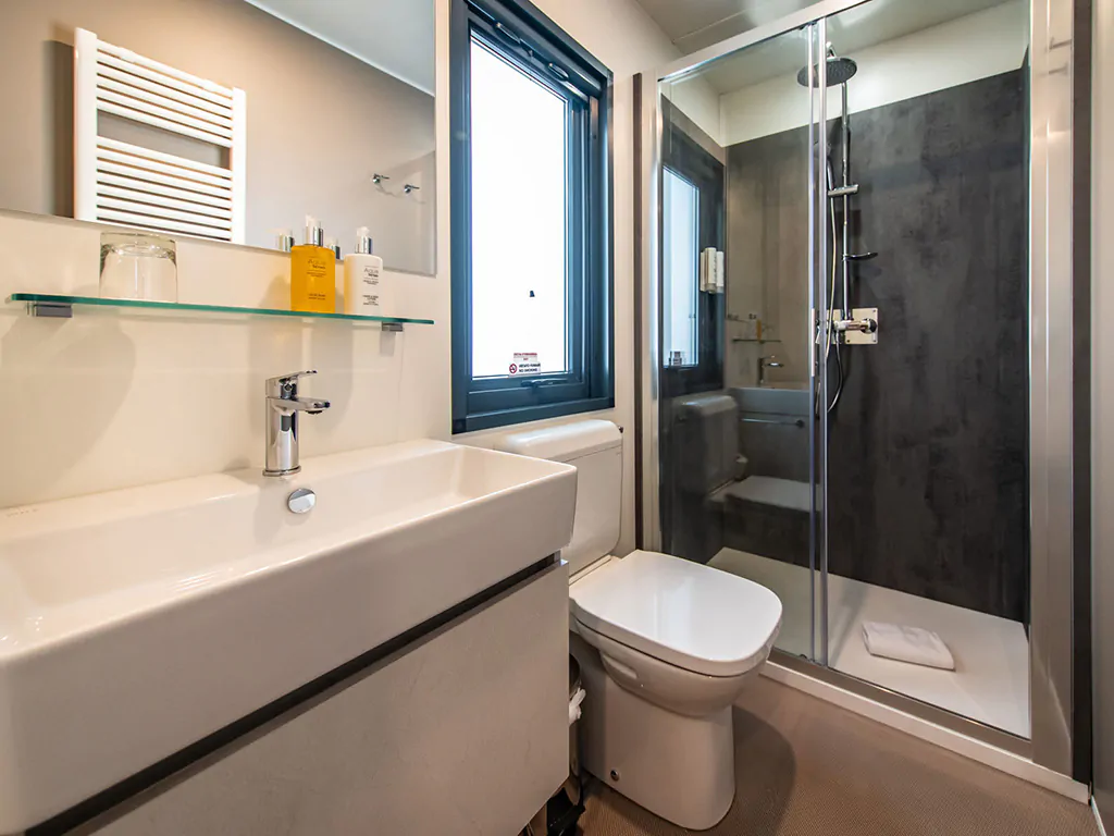 camping-arena-stoja-camping-villa-interior-bathroom