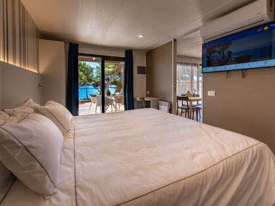 camping-arena-stoja-camping-villa-interior-bedroom-terrace