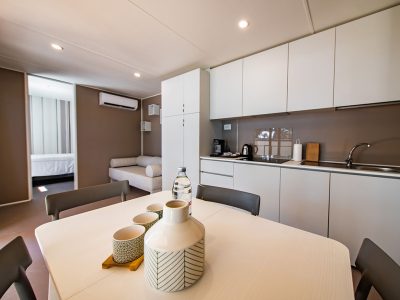 camping-arena-stoja-camping-villa-interior-kitchen-dining-table