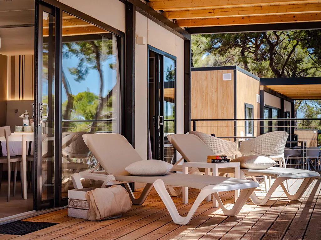 camping-arena-stoja-camping-villa-interior-terrace
