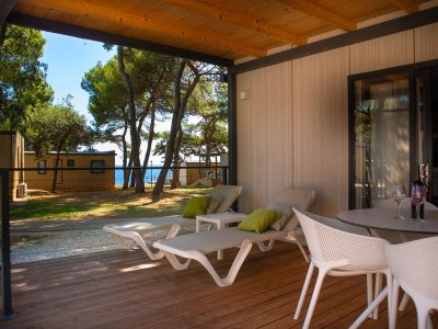 camping-arena-stoja-deluxe-camping-villa-sea-view-exterior-terrace