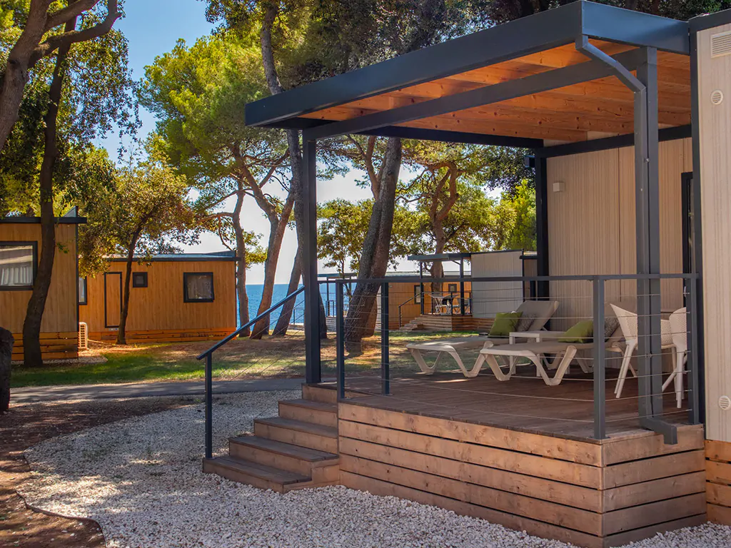 camping-arena-stoja-deluxe-camping-villa-sea-view-exterior-terrace-sunbeds