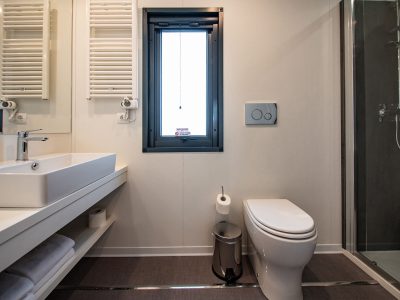camping-arena-stoja-deluxe-camping-villa-sea-view-interior-bathroom-i