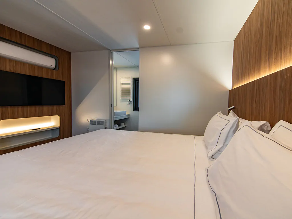 camping-arena-stoja-deluxe-camping-villa-sea-view-interior-bedroom-details-i