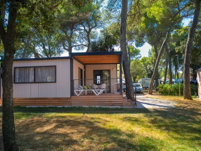camping-stoja-deluxe-camping-villa-exterior-sunbeds