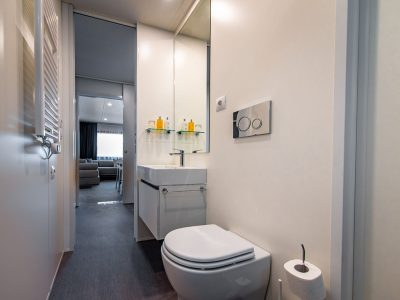 camping-stoja-deluxe-camping-villa-interior-bathroom