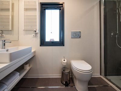 camping-stoja-deluxe-camping-villa-interior-bathroom-i