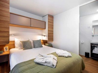 campsite-porton-biondi-mobile-homes-bedroom-with-bathroom