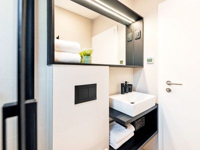 porton-biondi-nature-hideouts-mobile-homes-couple-bathroom-ii