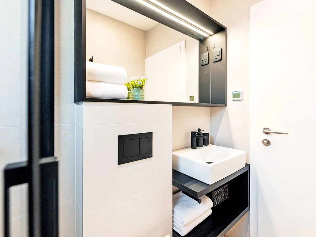 porton-biondi-nature-hideouts-mobile-homes-couple-bathroom-ii