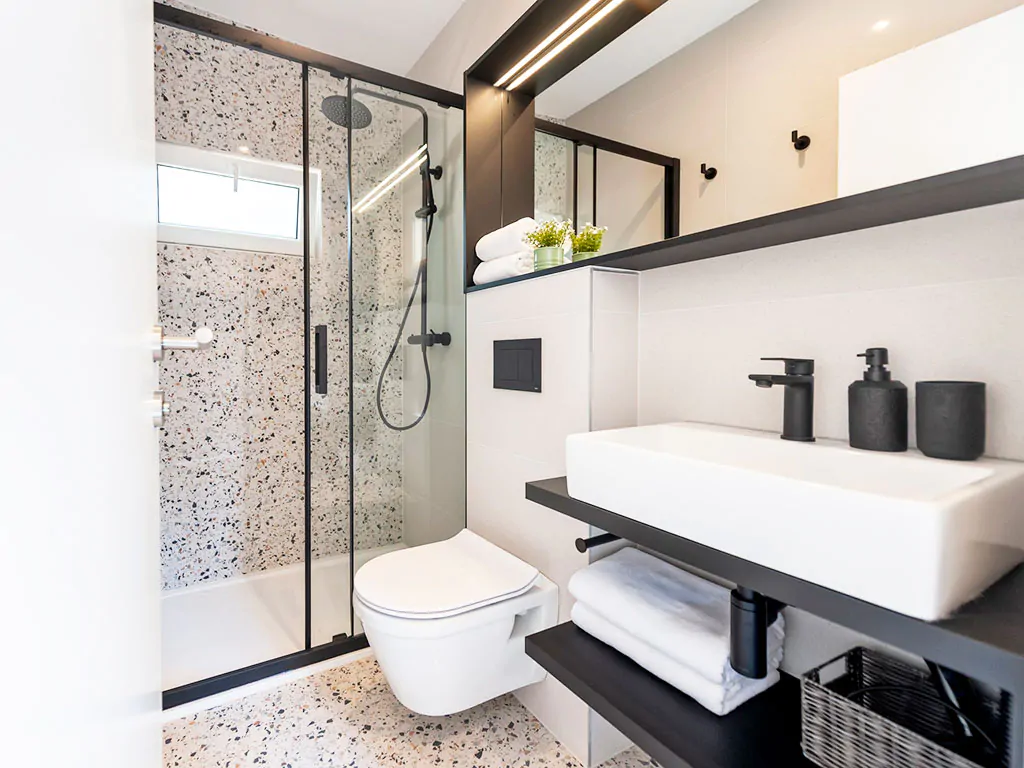 porton-biondi-nature-hideouts-mobile-homes-couple-bathroom
