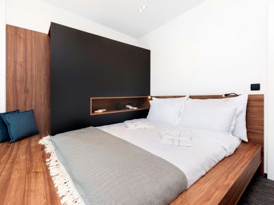 porton-biondi-nature-hideouts-mobile-homes-couple-double-bedroom-ii