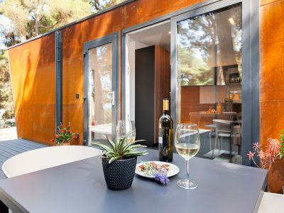 porton-biondi-nature-hideouts-mobile-homes-couple-terrace-dining-table