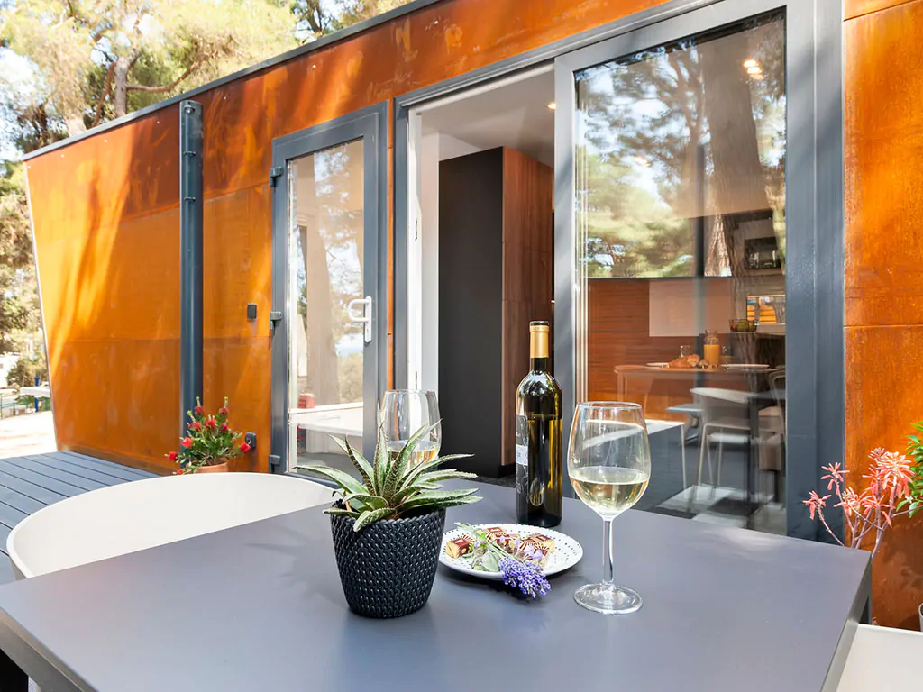 porton-biondi-nature-hideouts-mobile-homes-couple-terrace-dining-table