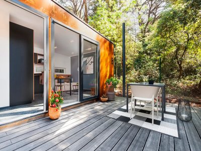 porton-biondi-nature-hideouts-mobile-homes-couple-terrace-in-shade