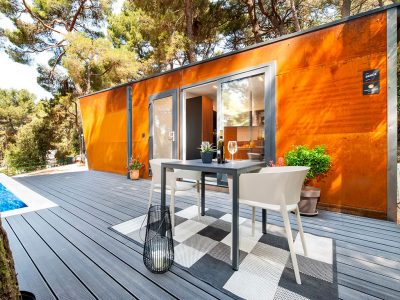 porton-biondi-nature-hideouts-mobile-homes-couple-terrace-with-pool