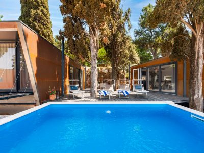 porton-biondi-nature-hideouts-mobile-homes-couple-terrace-with-pool-exterior