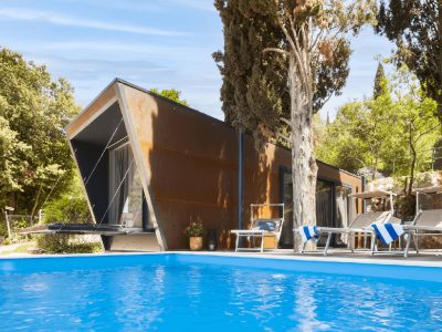 porton-biondi-nature-hideouts-mobile-homes-couple-terrace-with-pool-ll