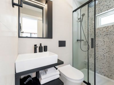 porton-biondi-nature-hideouts-mobile-homes-family-interior-bathroom