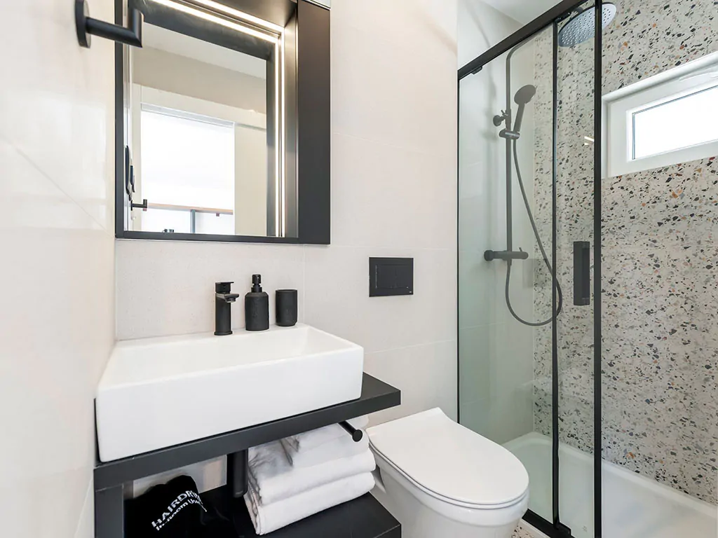 porton-biondi-nature-hideouts-mobile-homes-family-interior-bathroom