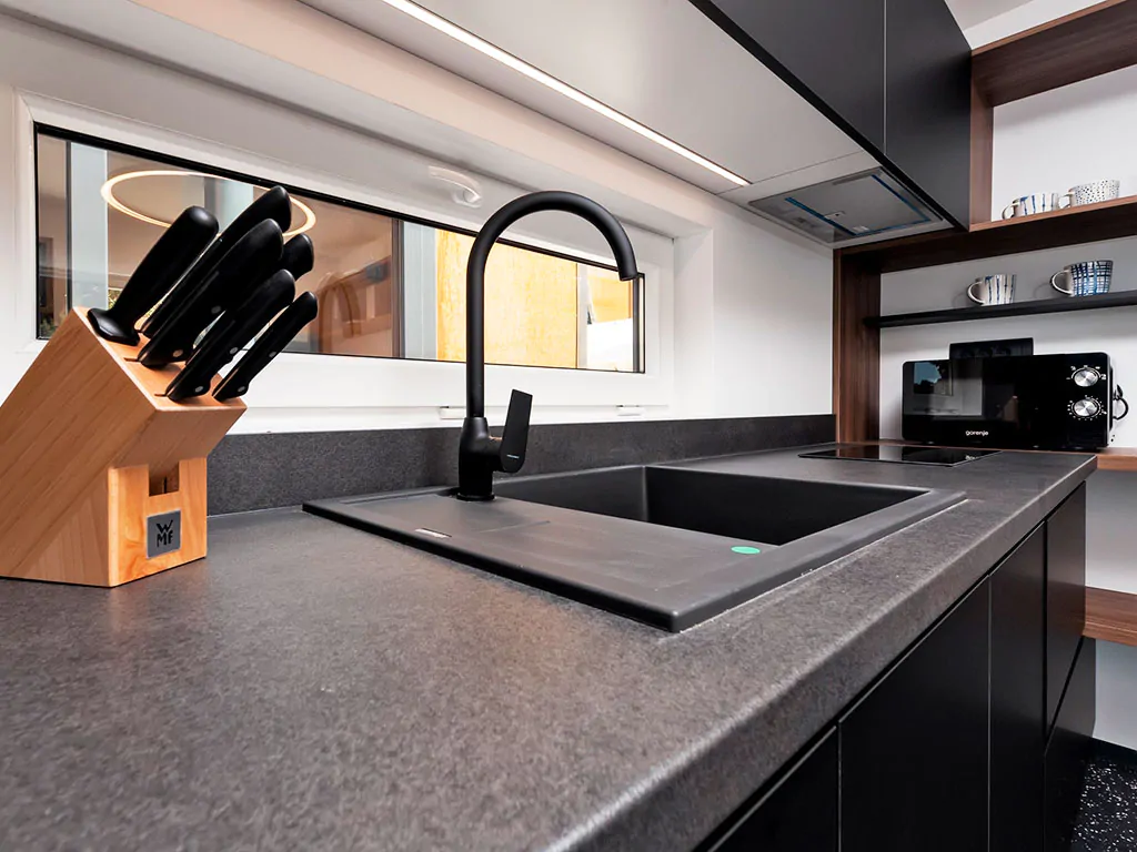 porton-biondi-nature-hideouts-mobile-homes-family-interior-kitchen