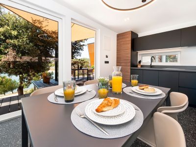 porton-biondi-nature-hideouts-mobile-homes-family-kitchen-dining-table