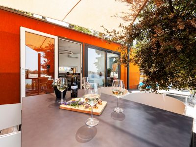 porton-biondi-nature-hideouts-mobile-homes-family-terrace-dining-table
