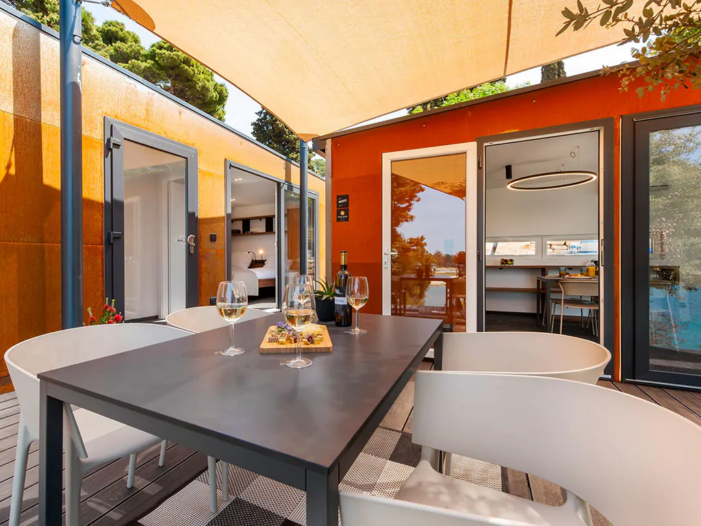 porton-biondi-nature-hideouts-mobile-homes-family-terrace-eating-table
