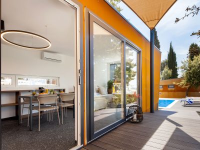 porton-biondi-nature-hideouts-mobile-homes-family-terrace-pool-view