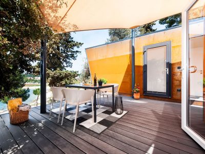 porton-biondi-nature-hideouts-mobile-homes-family-terrace-seaview