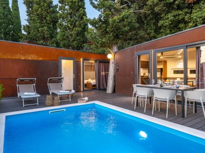 porton-nature-hideouts-mobilehome-porton-holiday-home-pool-two-modules-exterior-sideview