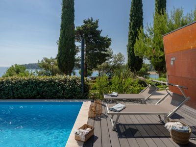 porton-nature-hideouts-mobilehome-porton-holiday-home-pool-two-modules-exterior-terrace-sunlounger