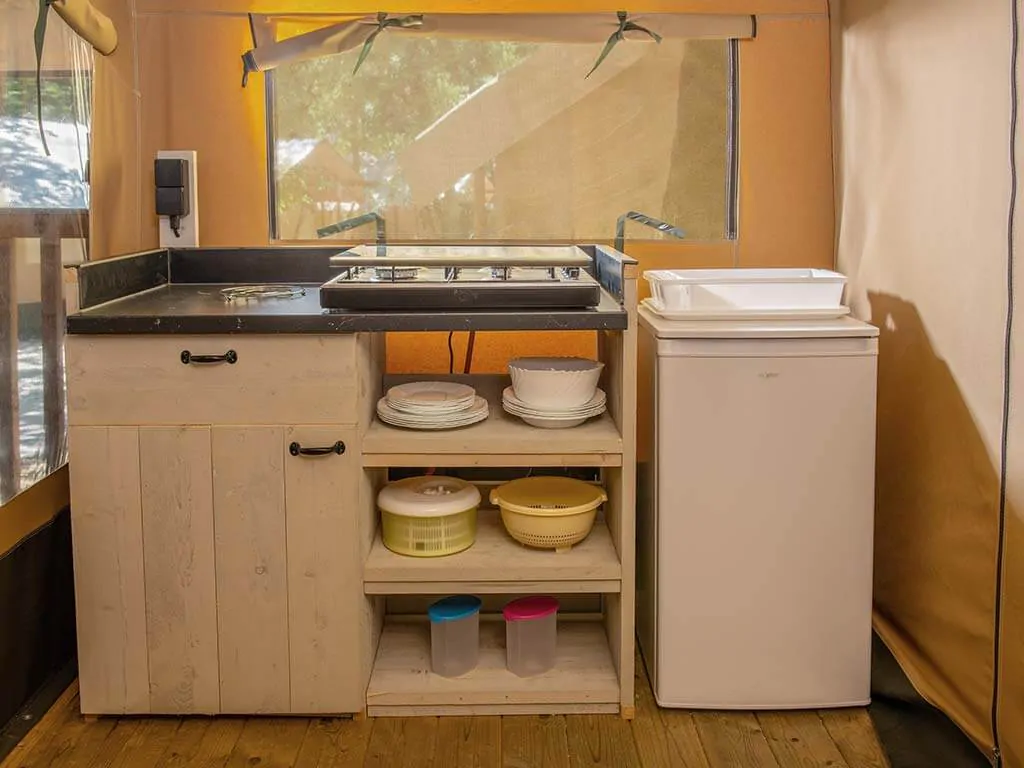 equipped-tent-glamping-kitchen-2