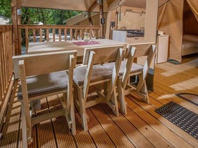 san-marino-camping-resort-glamping-tent-nature-lodge-tent-exterior-terrace-table-chairs