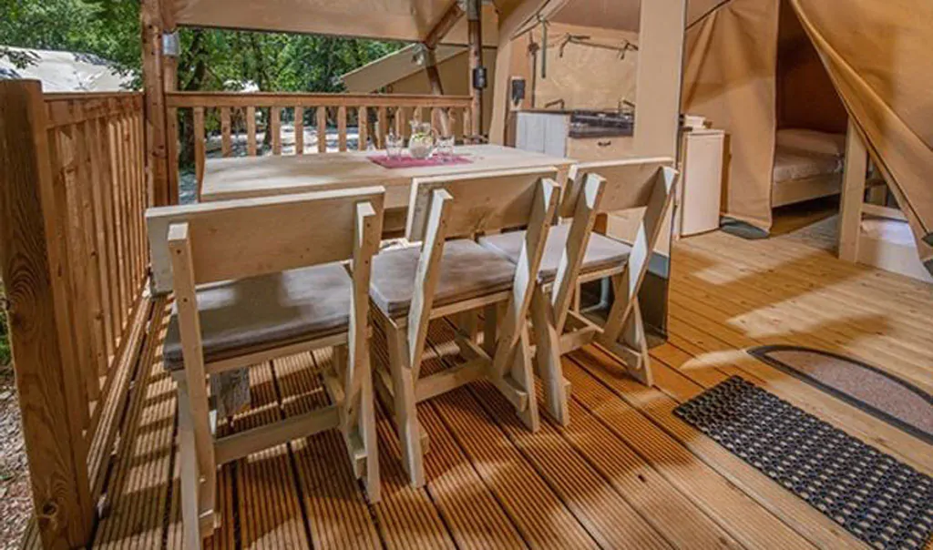 san-marino-camping-resort-glamping-tent-nature-lodge-tent-exterior-terrace-table-chairs
