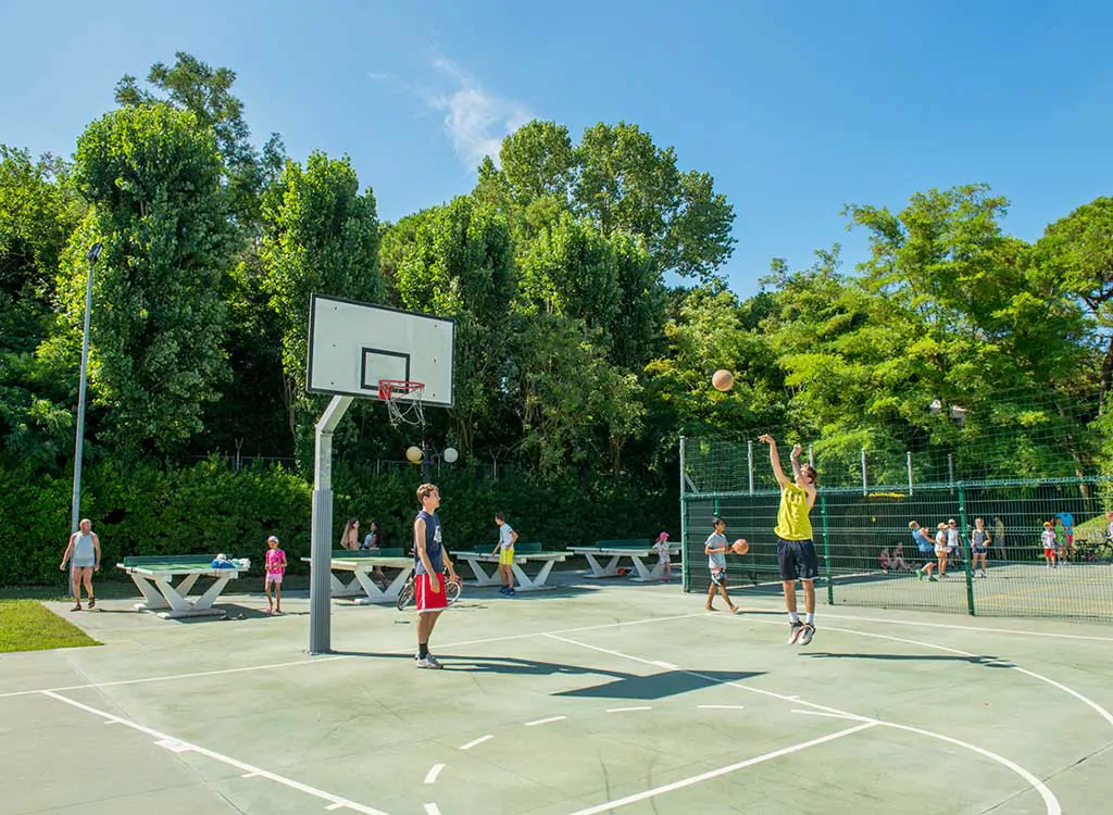camping-village-portofelice-basketball-field