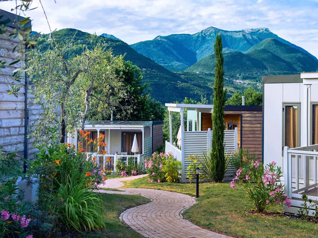 weekend-glamping-resort-exterior-mobile-home-pathway-iii