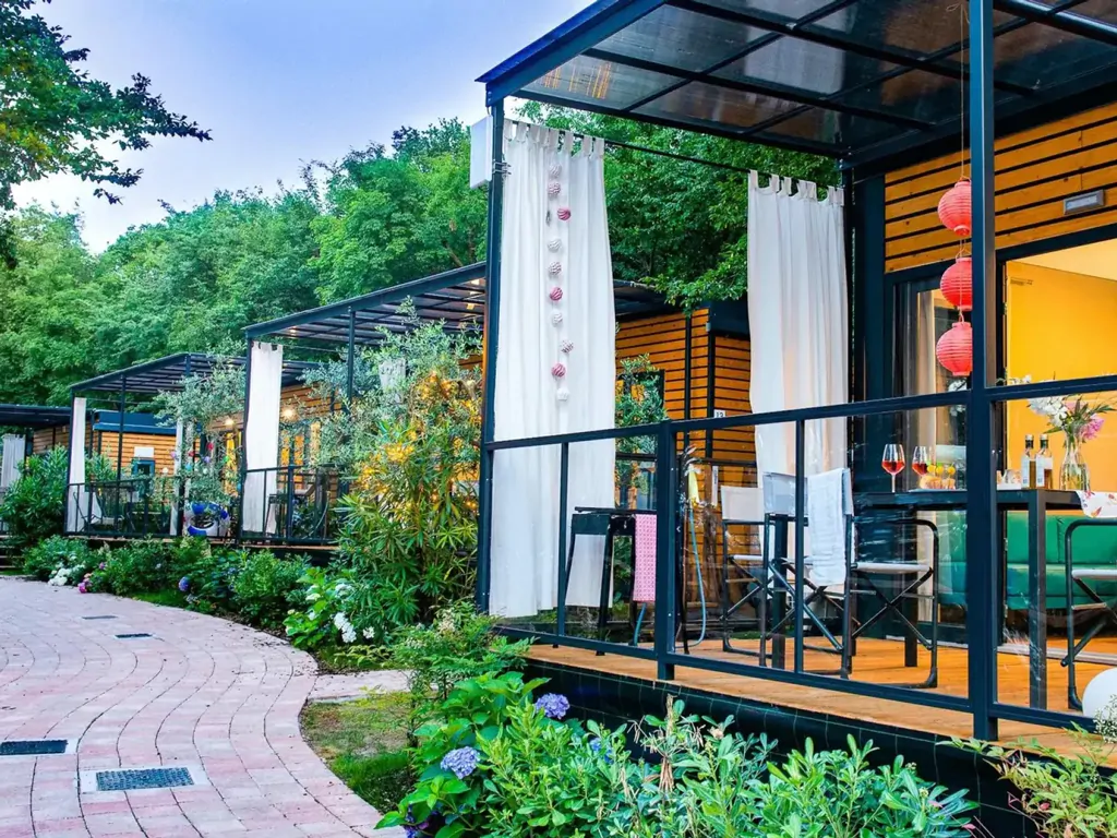 weekend-glamping-resort-exterior-mobile-home-pathway