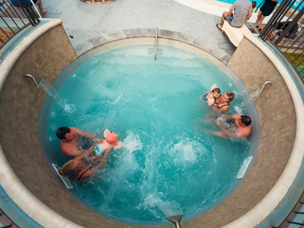 weekend-glamping-resort-exterior-whirlpool
