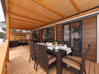 camspite-park-soline-mobile-home-de-lux-exterior-terrace-dining-table
