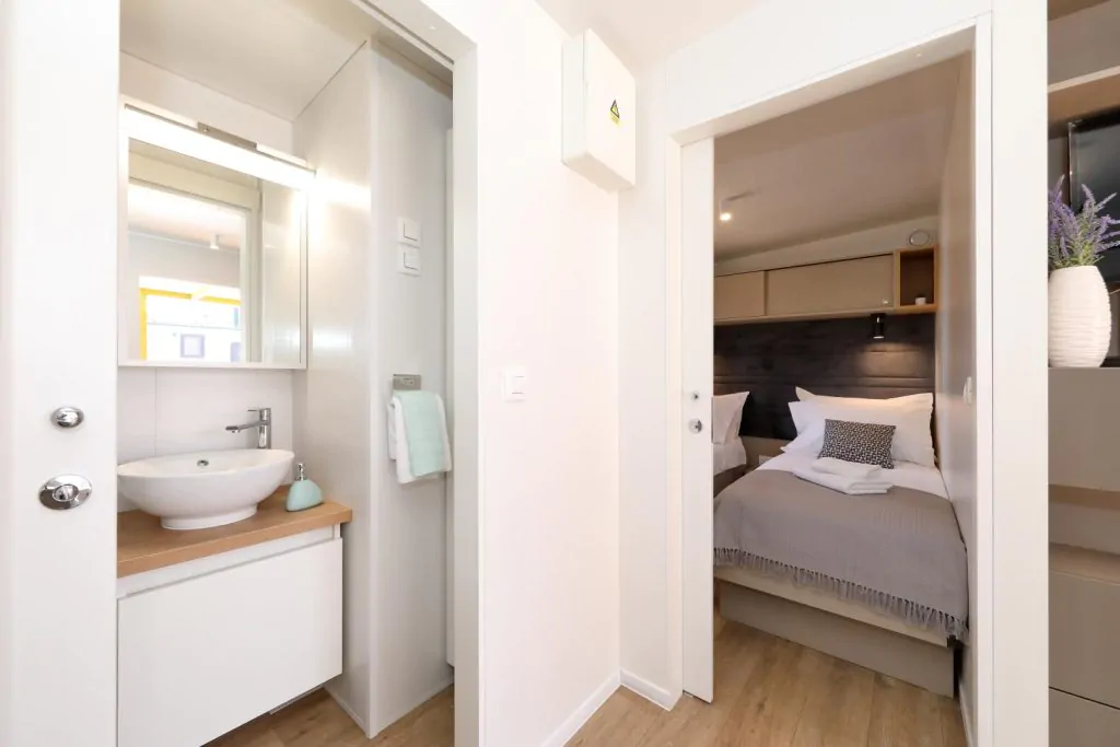 camspite-park-soline-mobile-home-de-lux-interior-bathroom-bedroom