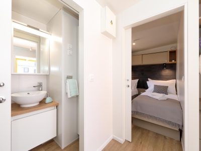 camspite-park-soline-mobile-home-de-lux-interior-bathroom-bedroom