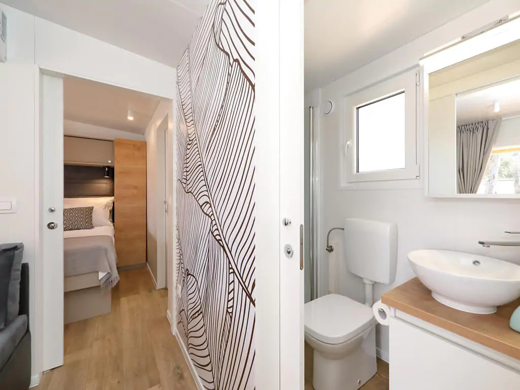 camspite-park-soline-mobile-home-de-lux-interior-bathroom