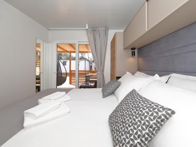 camspite-park-soline-mobile-home-de-lux-interior-bedroom