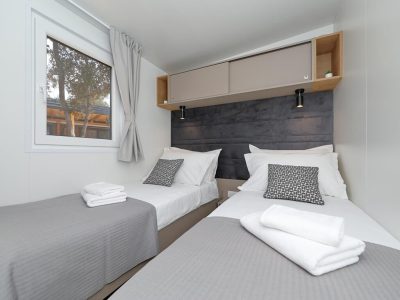 camspite-park-soline-mobile-home-de-lux-interior-bedroom-single-beds