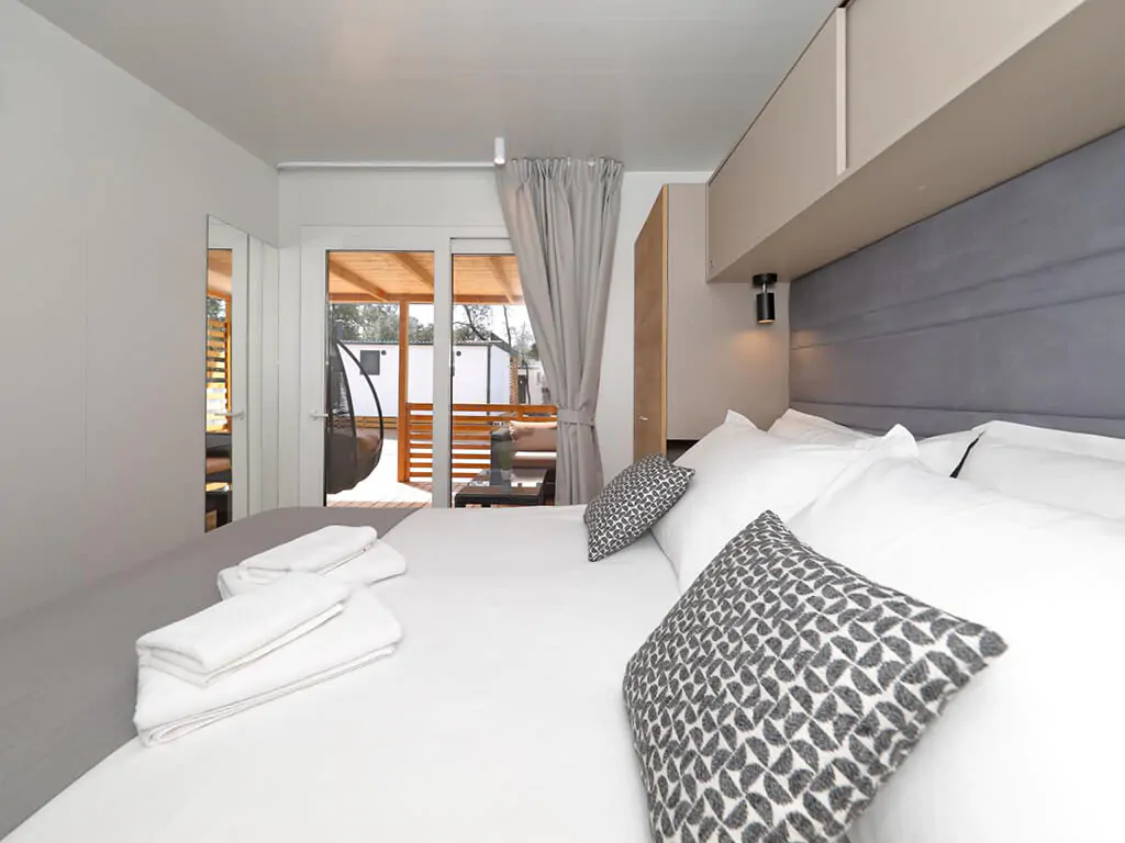 camspite-park-soline-mobile-home-de-lux-interior-bedroom
