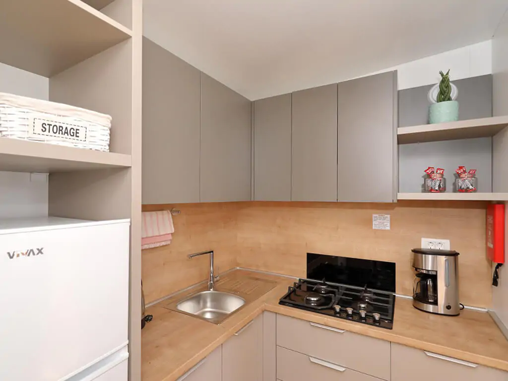 camspite-park-soline-mobile-home-de-lux-interior-kitchen